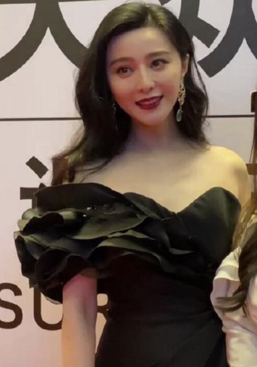 Fan Bingbing was the finale of the Huading Awards red carpet, but was not introduced by the official Weibo account. Fans said he was a special guest