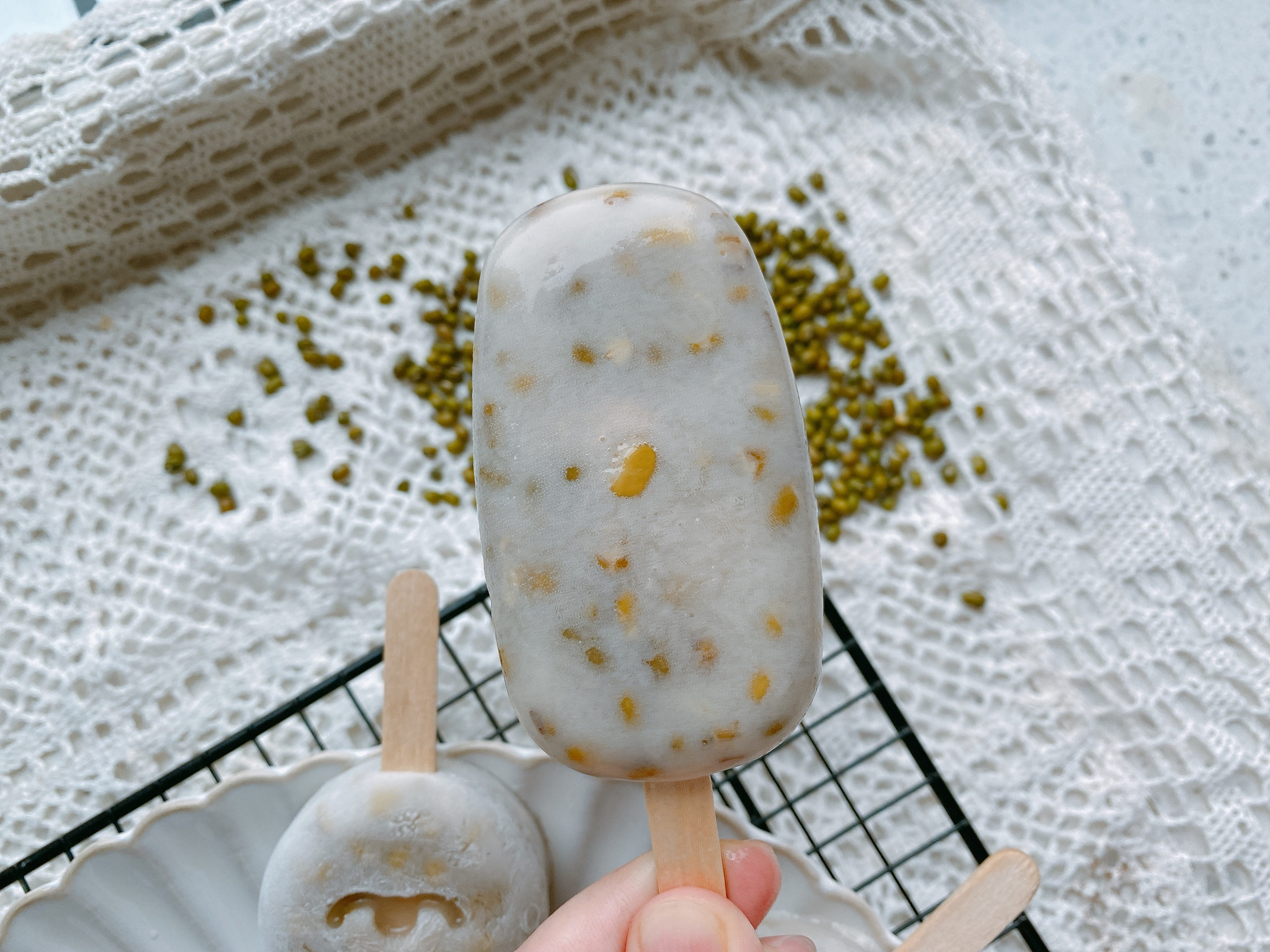 冰凉解暑的绿豆雪糕，自己在家做，香甜细腻无冰碴，小时候的味道