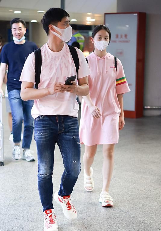 13岁森碟发育变成熟，穿粉裙首秀曲线，弟弟皮肤黢黑变阳刚大变样