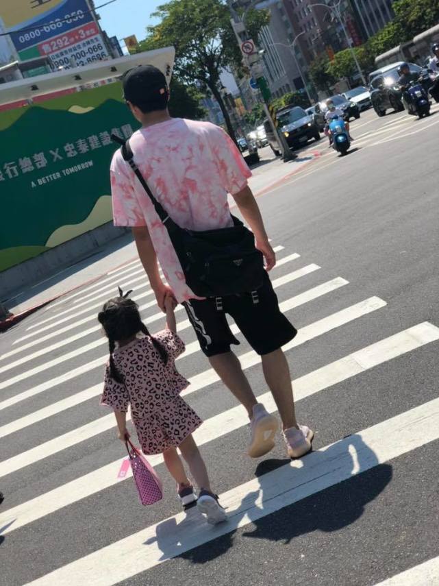 贺军翔不想要处女座宝宝，太太提前剖腹诞下“狮子”小女儿