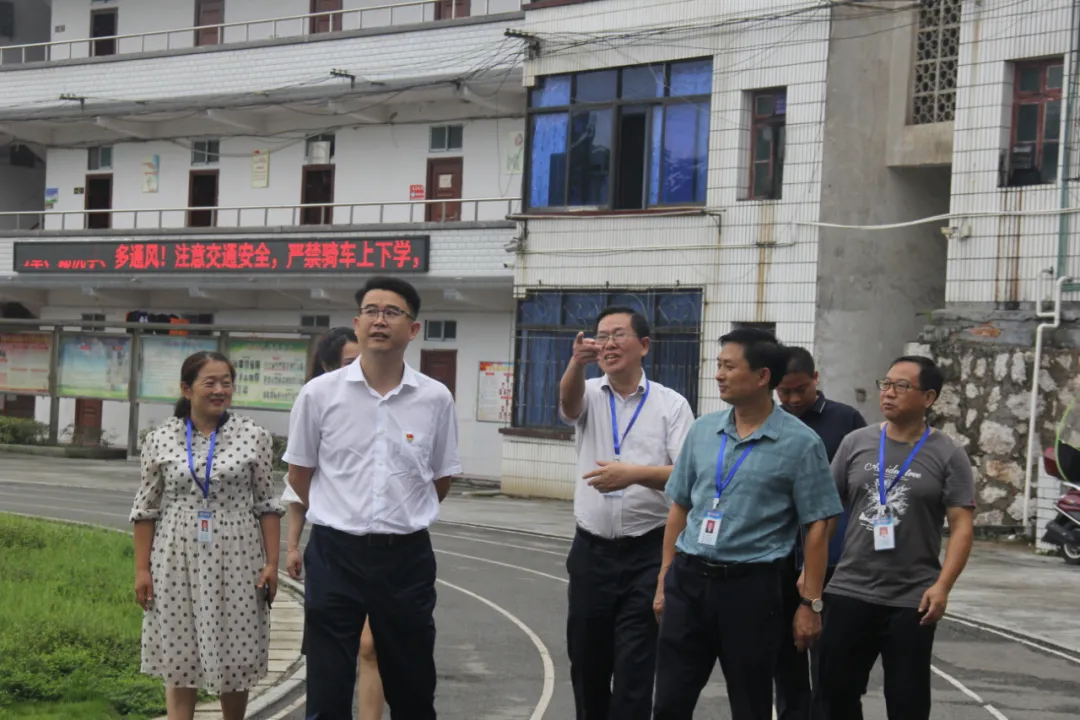 中方人大：陈红利走访慰问教师