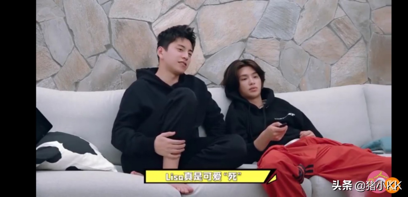 青春有你火出圈，王大陆在家看得津津有味，还