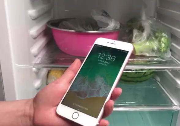 好百邻保洁阿姨教你用吹风机解决冰箱胶条老化原因