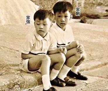 香港贫民窟走出的明星：黄家驹和许冠杰是一个村子走出来的