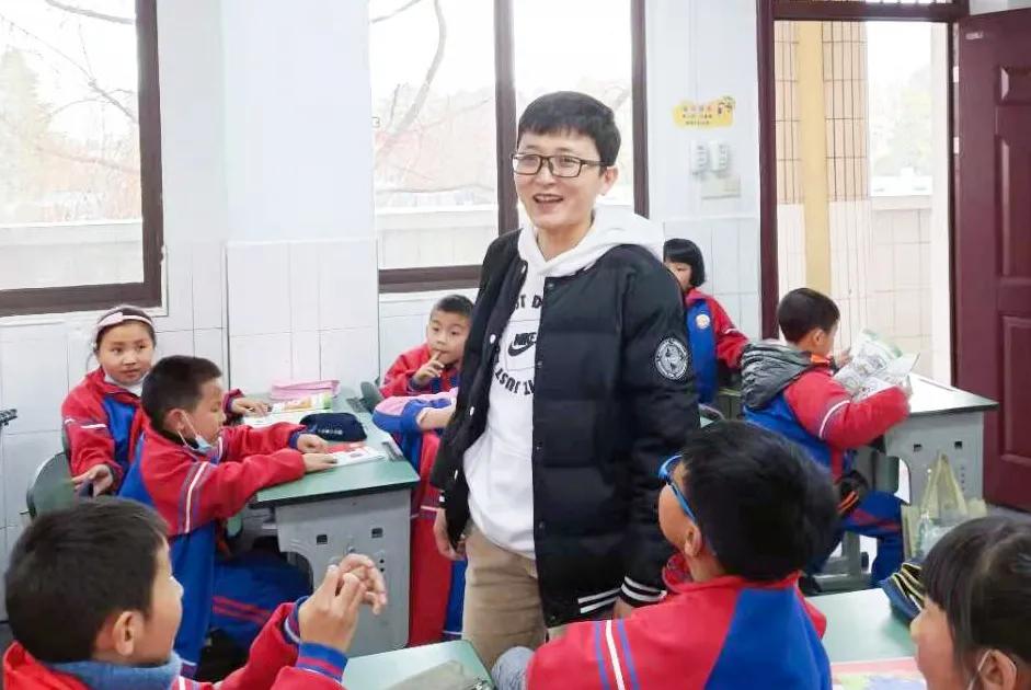 老师，您笑起来真好看——记双流区金桥小学“三八”妇女节活动