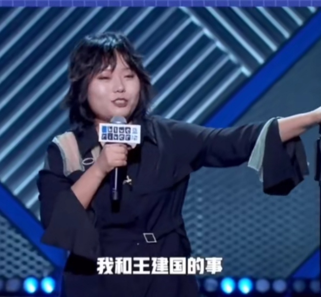 李雪琴听到有人喊王建国名字立马回头，我被磕到了太甜了！
