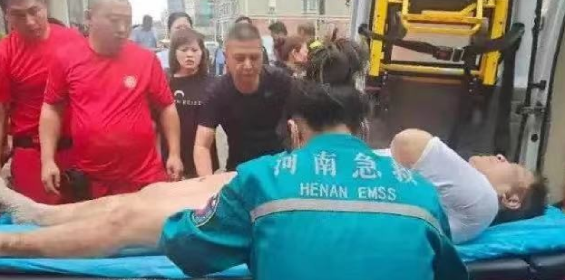 郑州男子被困车库4天，喝污水续命身上多处被泡烂：8次不想活了