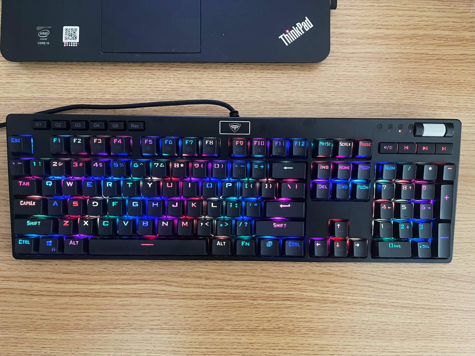 安静轻盈适合多场景使用超频三GI801黑曼巴红轴机械键盘评测