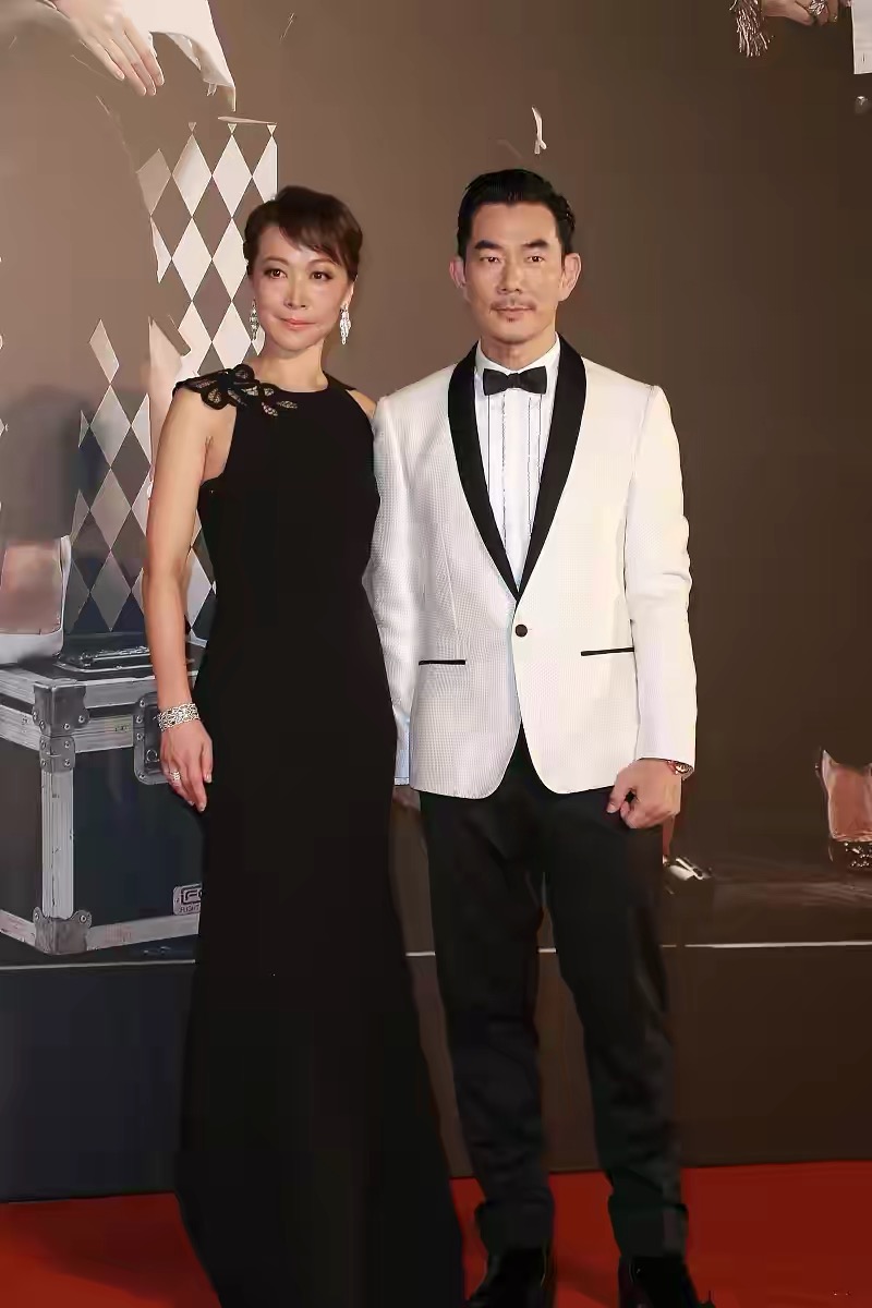 54歲任賢齊陪太太逛街，全程體貼照顧老婆，不愧是“寵妻狂魔”