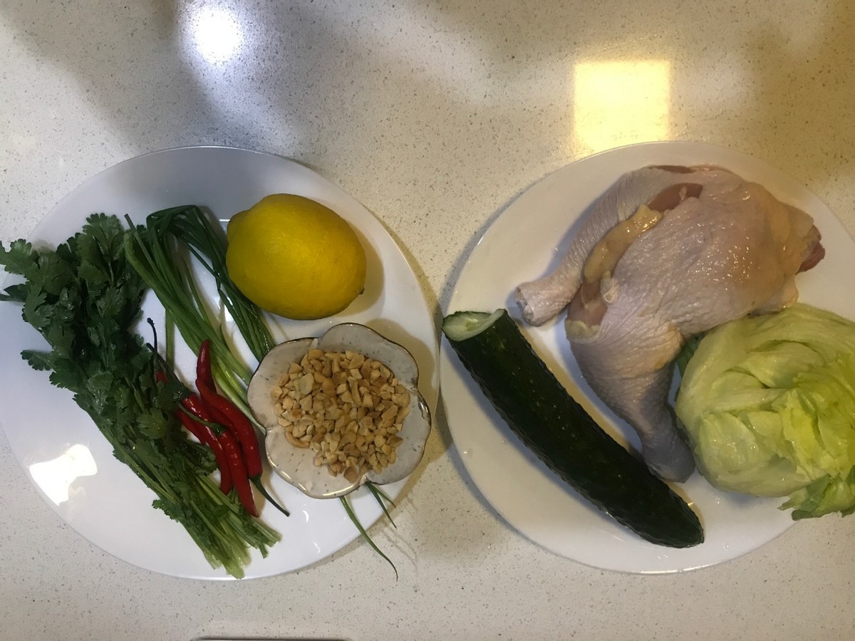 这是一道泰式菜，鸡肉搭配蔬菜，风味独特
