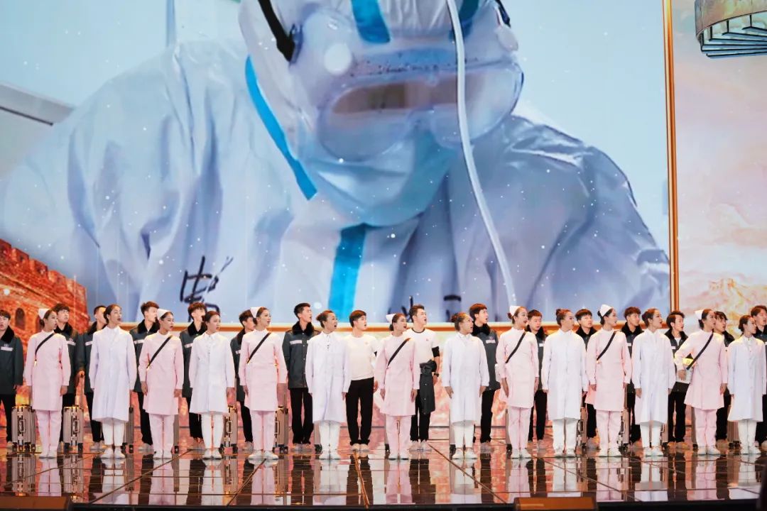 凝练“抗疫十二时辰”，《天使礼赞》展现白衣