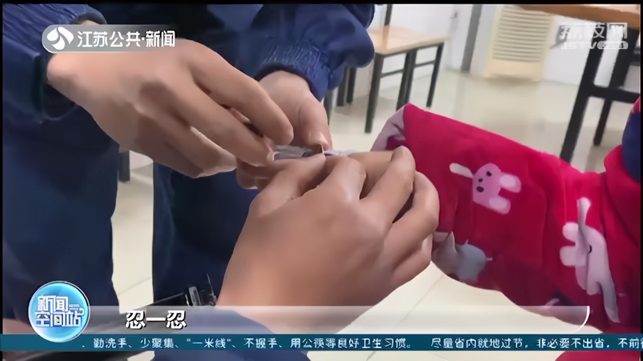 女孩铁环卡手指已肿胀 家人无奈求助消防站