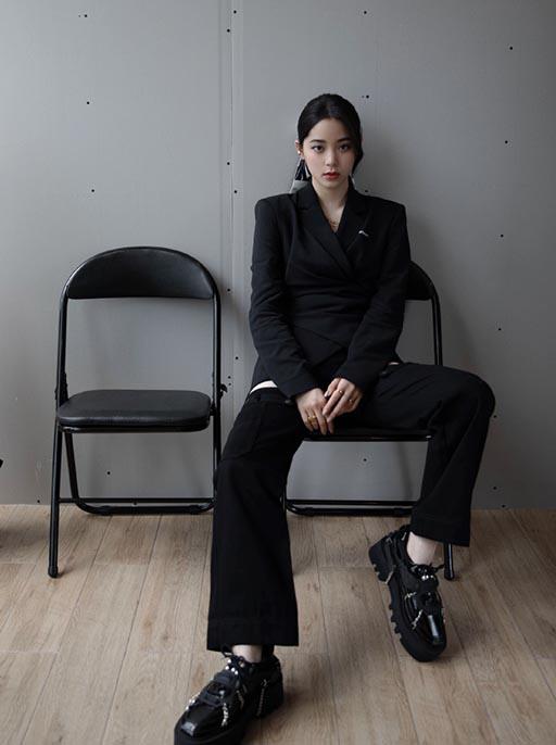 欧阳娜娜解锁暗黑系穿搭 黑色西装穿出女神范 低马尾利落又帅气 时尚 蛋蛋赞