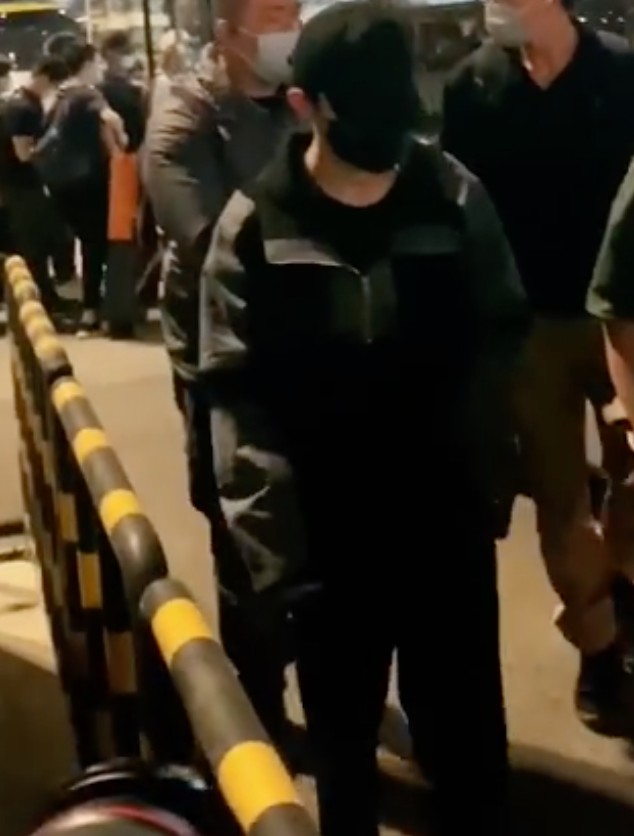 易烊千玺被曝腿部受伤，走路蹒跚，被赞敬业，将和刘德华竞争影帝