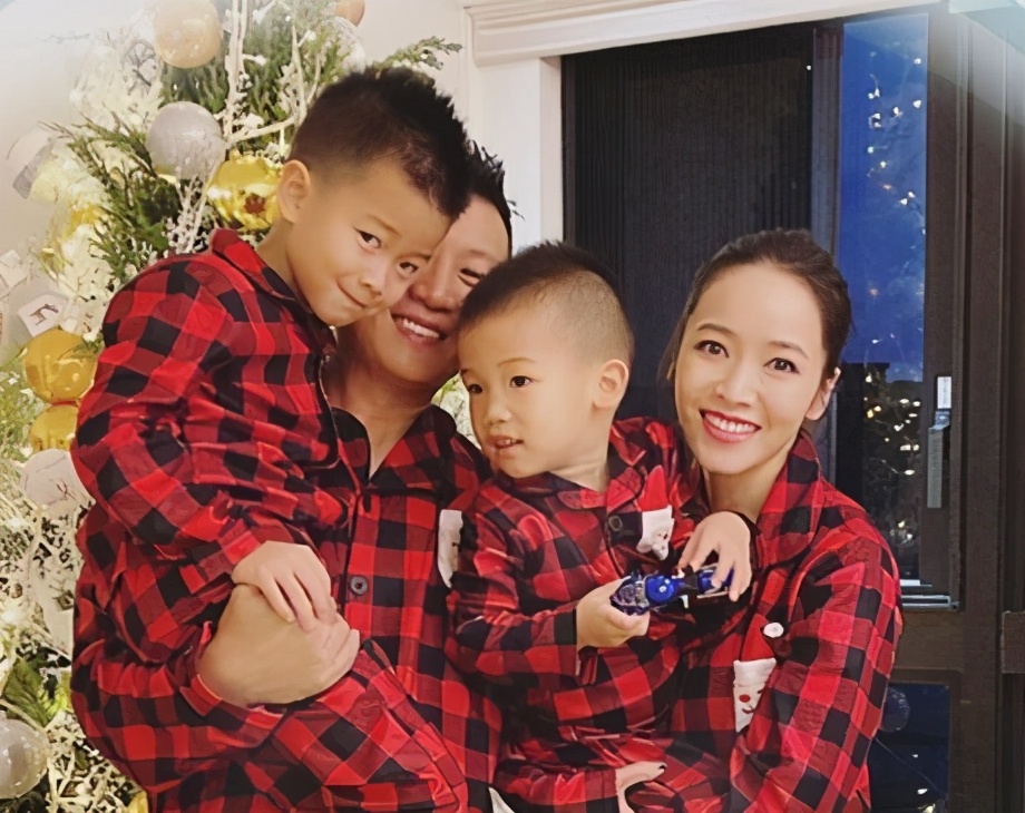 侯佩岑罕見曬全家福，與老公扮恐龍逗兒子開心，互動畫面太溫馨