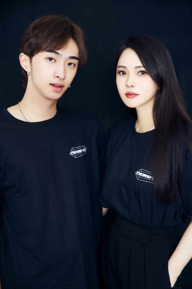 伊能静全力支持儿子事业，与哈利团队合影超自信，状态不输小年轻