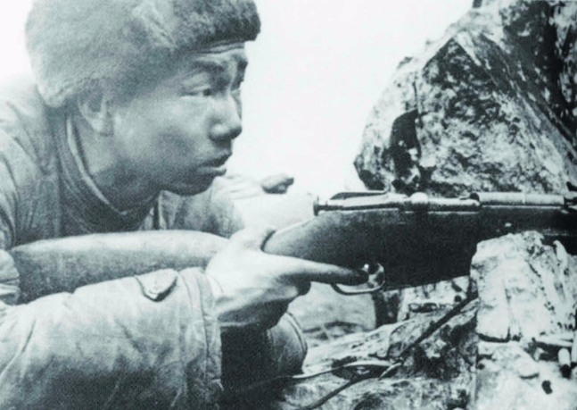 百年第一狙击手张桃芳，曾0.1秒逃生，美军：他想打头绝不会打偏
