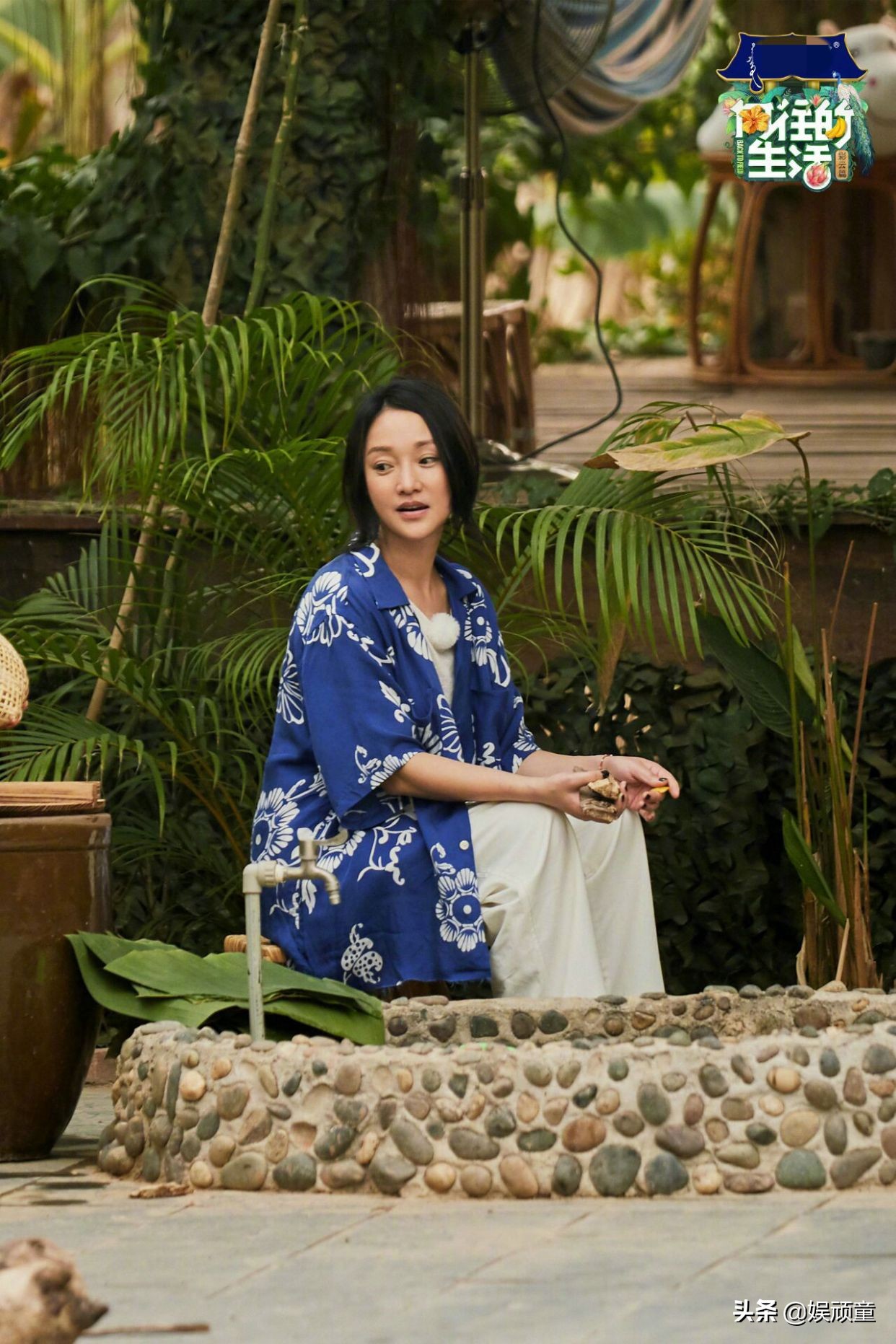 《向往的生活》嘉宾同框，看到黄磊与周迅坐姿：关系好到懒得避嫌