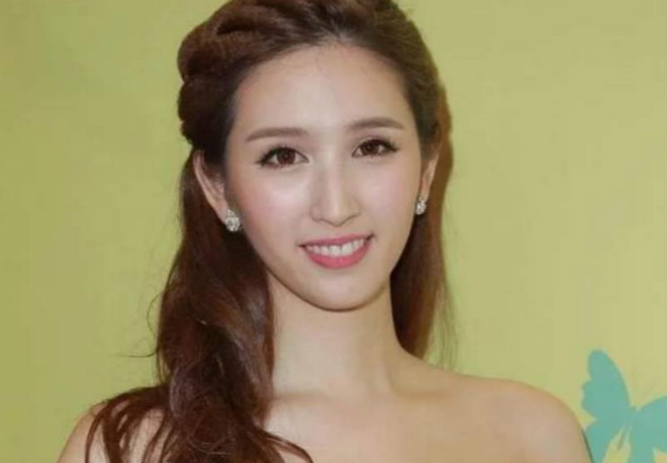 何傲儿：为帮父亲同意“爷孙恋”，每月得百万