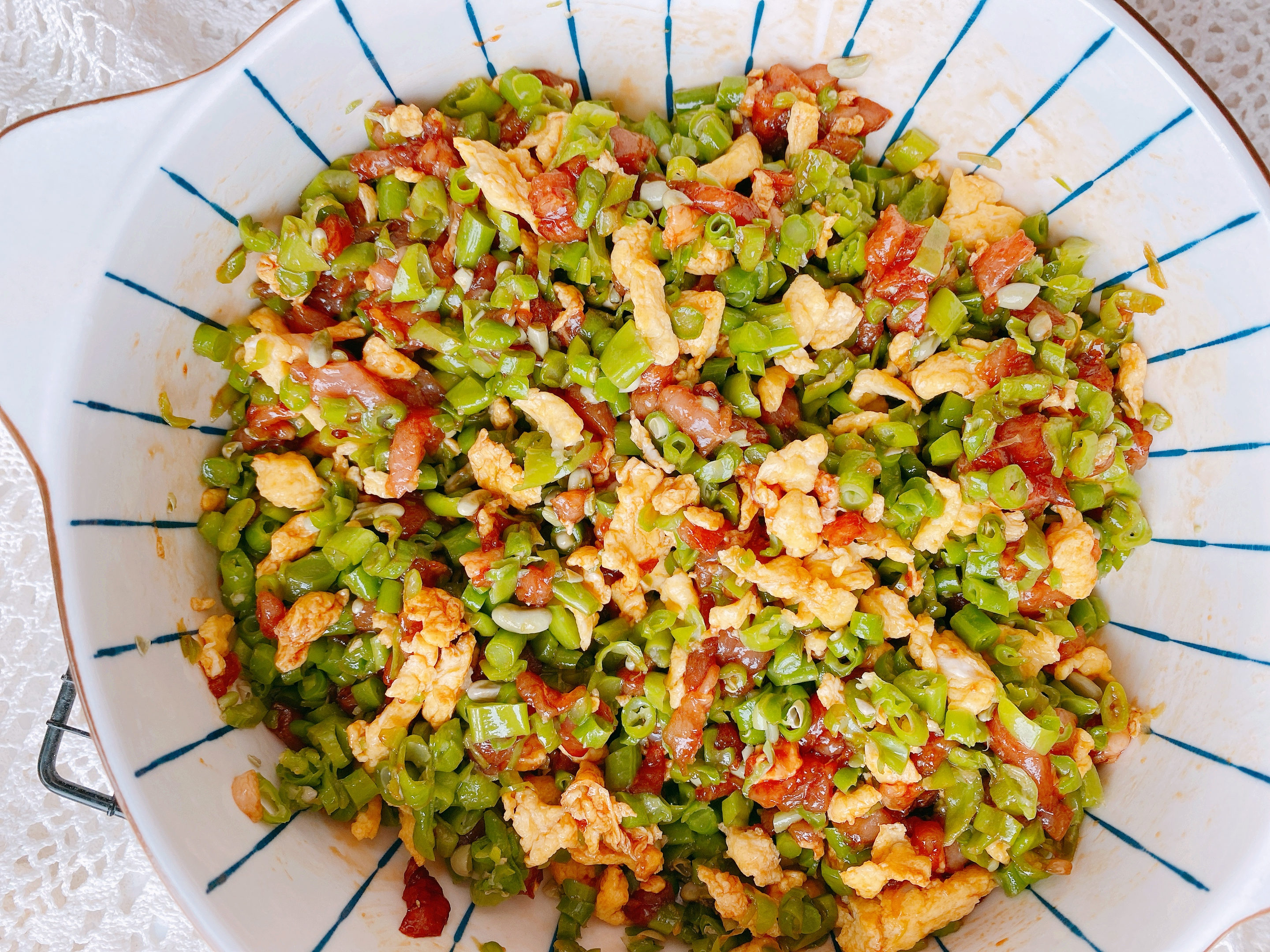 豆角做成饺子原来这么好吃，颜色翠绿不发黄，皮薄馅多，鲜嫩多汁