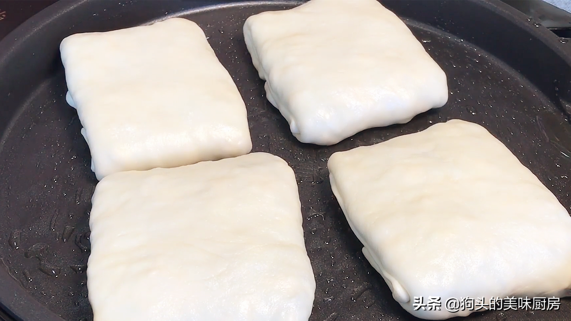 韭菜加豆腐，我家隔三天吃一次，外酥里嫩，飯店都吃不到，太香了