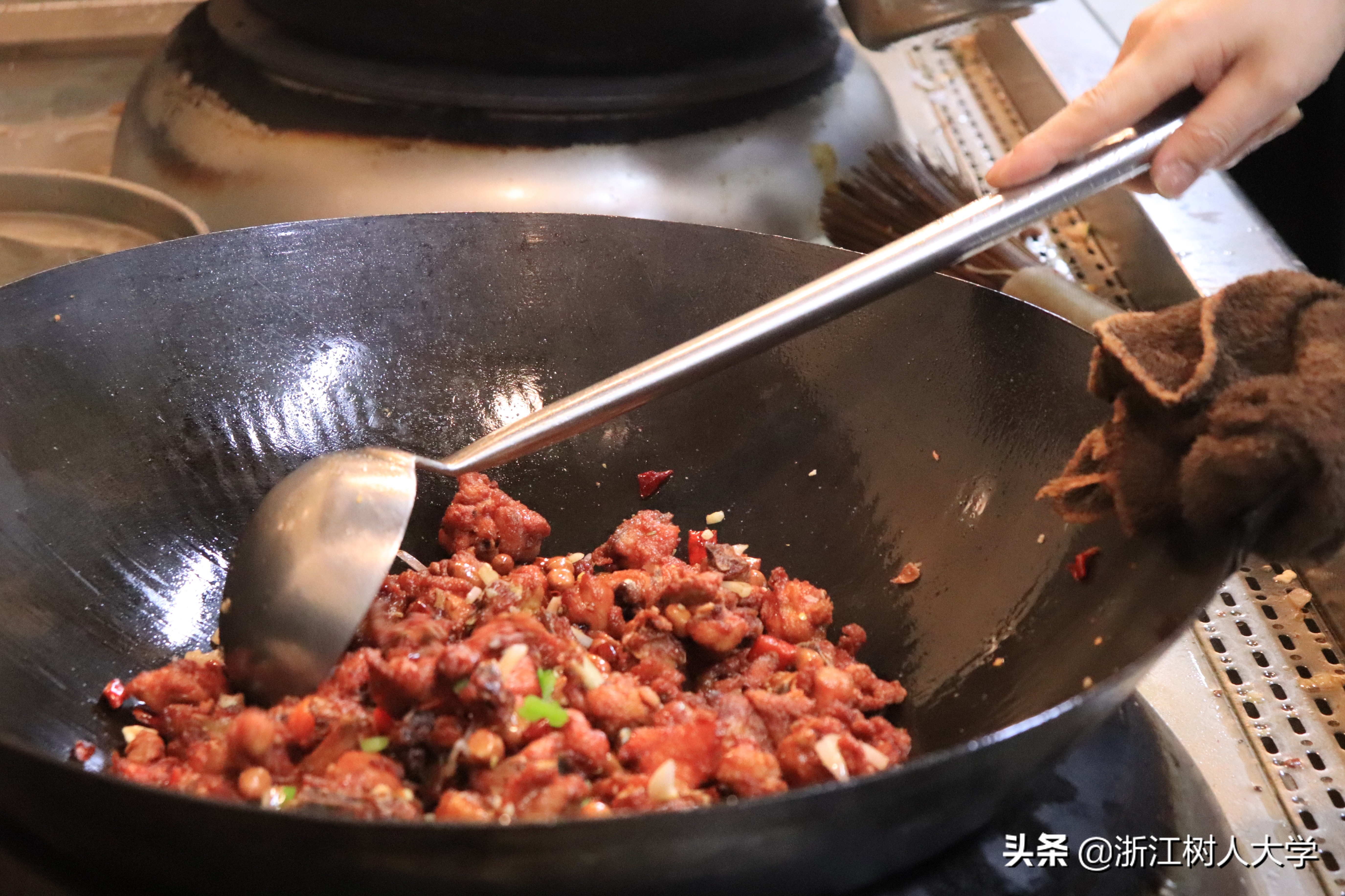 糖醋里脊、葡萄鱼、辣子鸡！刚毕业，就有点想念母校的食堂了