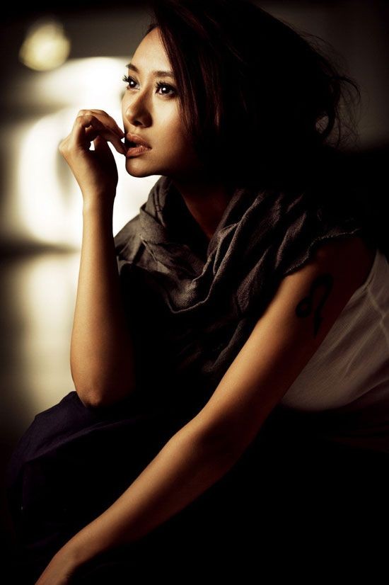 43岁锐舞天后爱戴穿紧身短裙，侧趴沙发秀大长腿，却被勒出赘肉