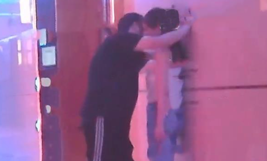 【王岳伦与李湘同时退出公司】家庭聚餐不带老婆，还在女儿面前抽烟
