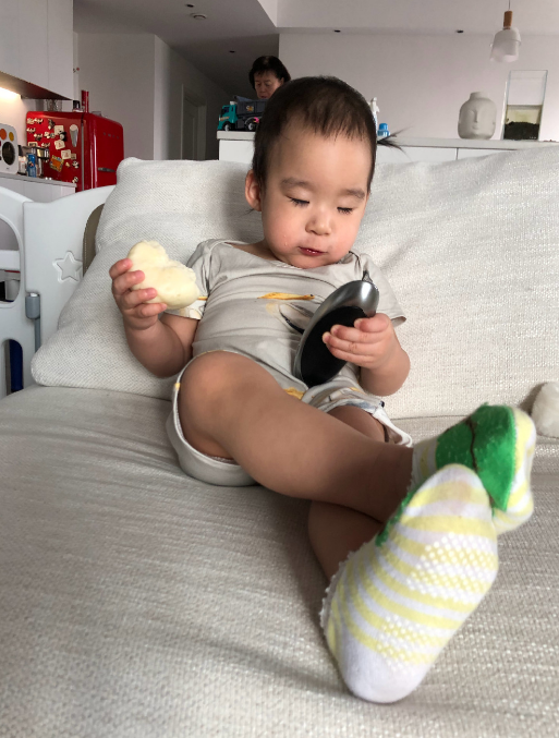 吴京扮企鹅与儿子拍照，2岁小儿子眉眼像爸嘴巴像妈，长相好秀气