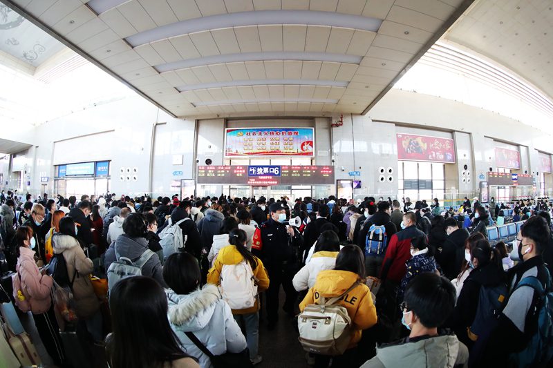 武汉铁路警方全力确保安全，2021年春运火车票今起开售