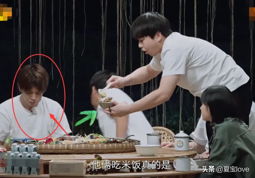 彭昱畅许魏洲抢着吃饭，谁注意任嘉伦的反应？