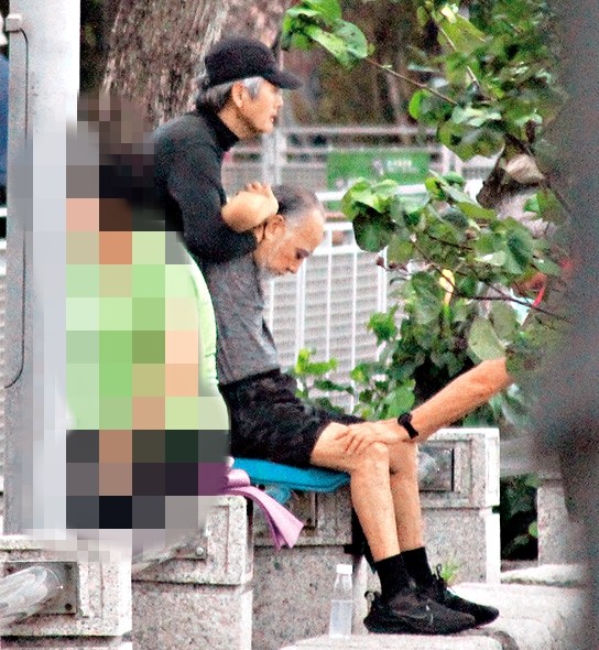 港媒曝周潤發在廖啟智出殯當天帶二人合照爬山，悼念至黃昏才回家