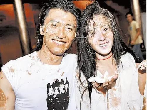 王菲周迅隔空义演：谁说爱过同一个男人，就不