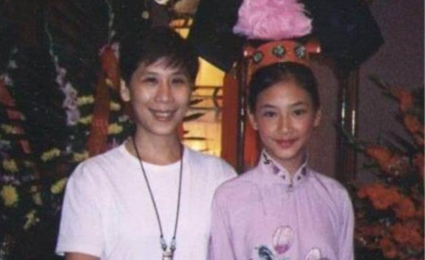 陈小春晒一岁半小儿子正面照，hoho原本像妈妈，现在变成迷你小春