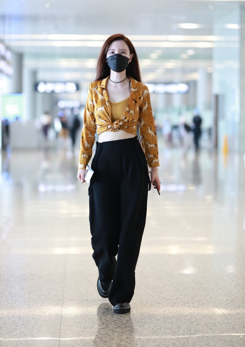 张萌真是会保养的姐姐，衣服勒的这么紧，却仍