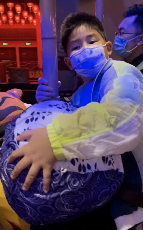 沙溢全家打卡环球影城，胡可无美颜自信怼脸拍，安吉小鱼儿齐长胖