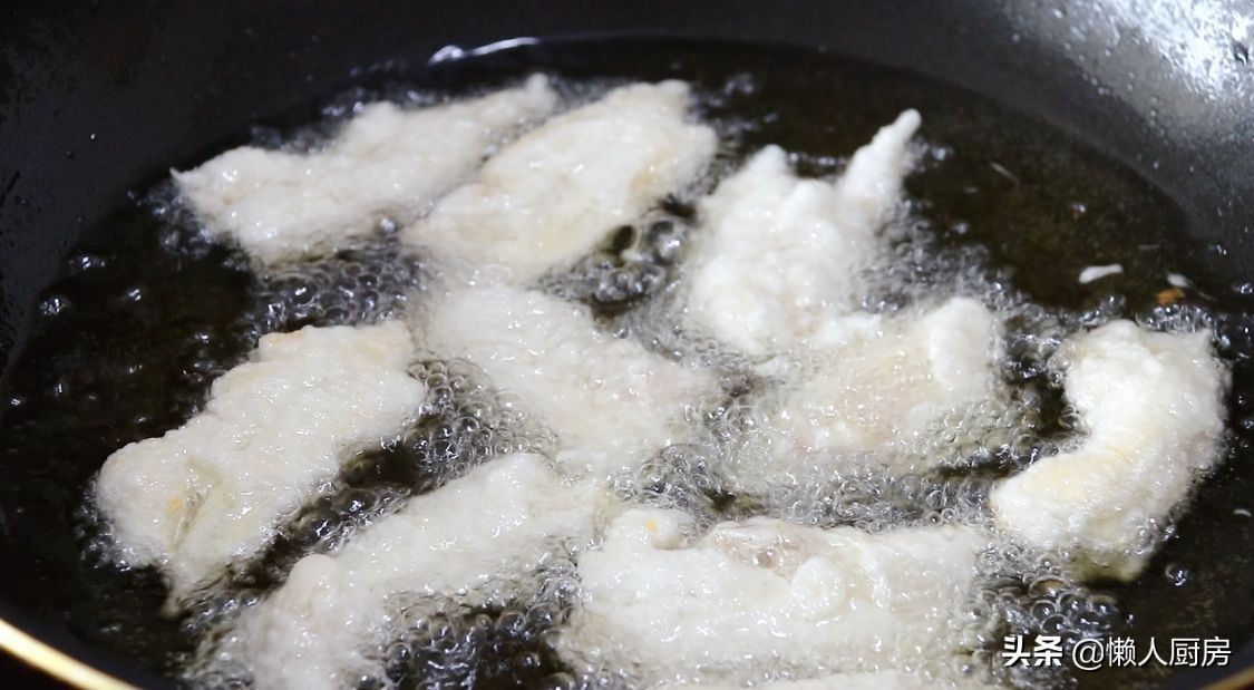 五花肉裹上澱粉糊，加一碗料汁炒，太下飯了，外皮想要更脆有竅門