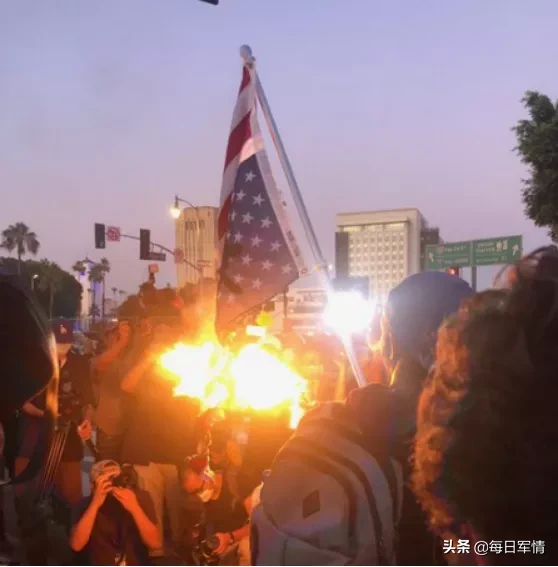 打砸抢烧乱成一锅粥，老美还四处秀肌肉！真的