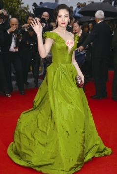 红毯女神张雨绮出席活动翻车？松糕长裙造型雷人，网友：像圣诞树