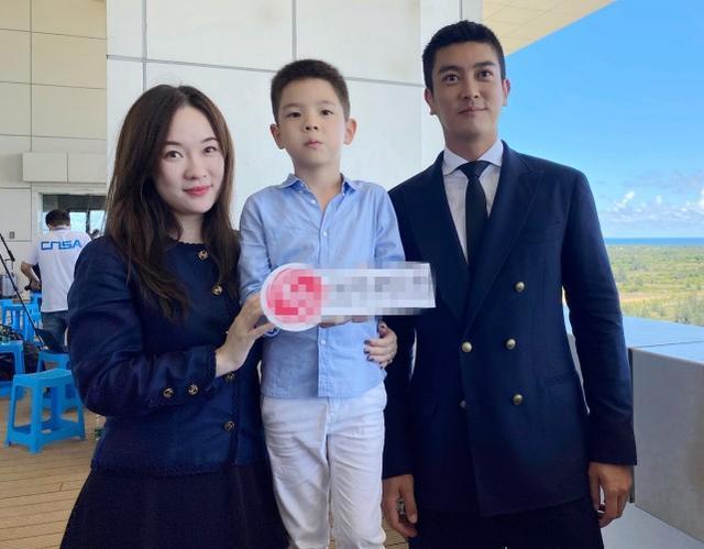 霍思燕夫妇带嗯哼出游，杜江牵着小女孩父爱大发，再被怀疑有二胎