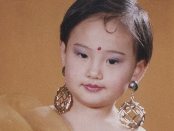 明星5岁有多萌！迪丽热巴蔡徐坤不算啥，看到虞