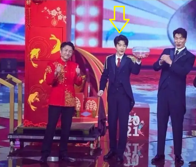 13岁天天与张亮同框，身高接近1米8，穿西服颜值