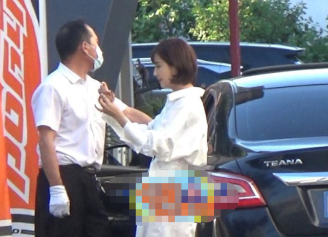 佟丽娅工作获儿子探班，4岁朵朵由两保姆照顾，母子互动超有爱