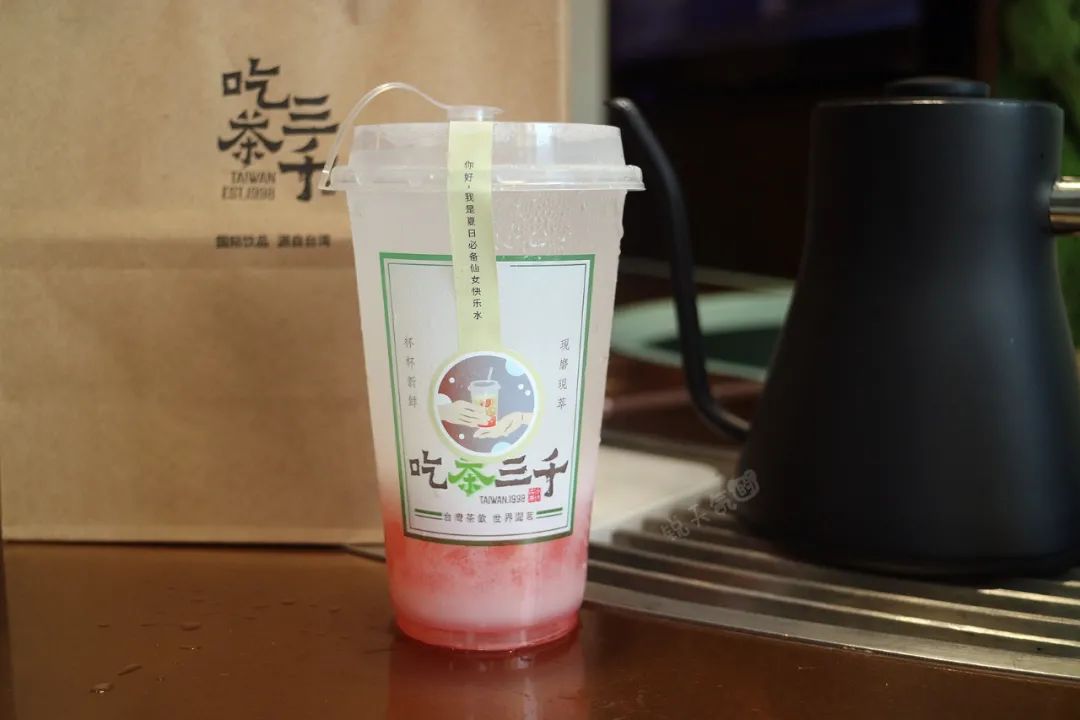 今年七夕轻奢一夏，加入整罐Perrier巴黎水的茶饮，原地封神啦