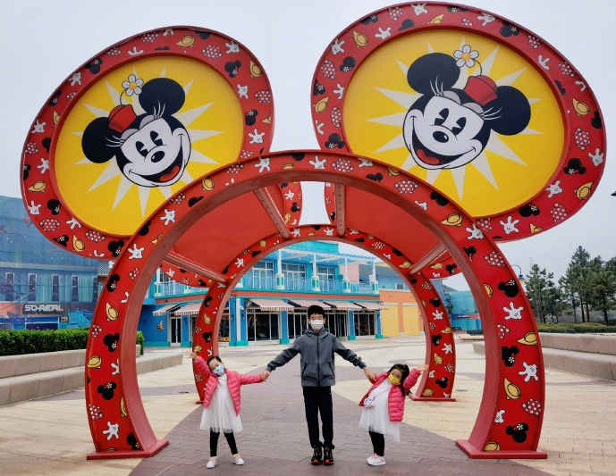 迪士尼五週年，星二代云集：孫莉女兒穿漢服，楊威曬雙胞胎姐妹花