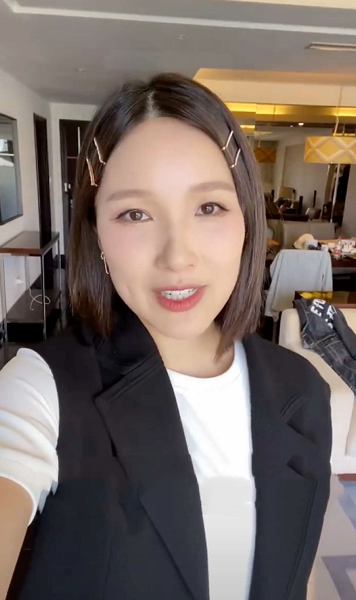 李亞男挺孕肚陪女兒上課，天韻露童真笑容，完全小王祖藍既視感