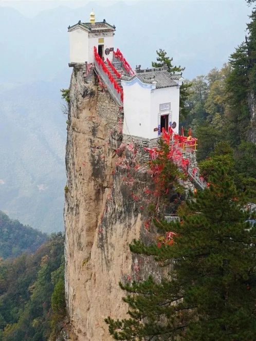 中国8个建在悬崖绝壁上寺庙，精彩绝伦，你去过哪个