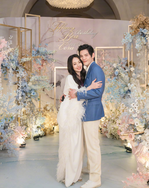 郭碧婷女儿百日宴，穿羽毛裙合照站最边角，“