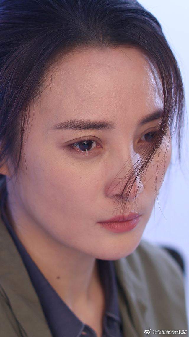 45岁蒋勤勤落泪美上热搜 果然演过琼瑶剧都是“