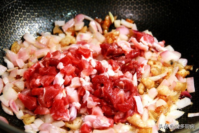 A favorite dish since I was a child, as long as 1 onion and 1 pork, it’s easy to make and eat. It’s so delicious